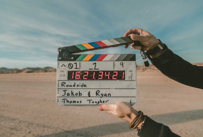 Cámara de cine con lente profesional y focos de estudio