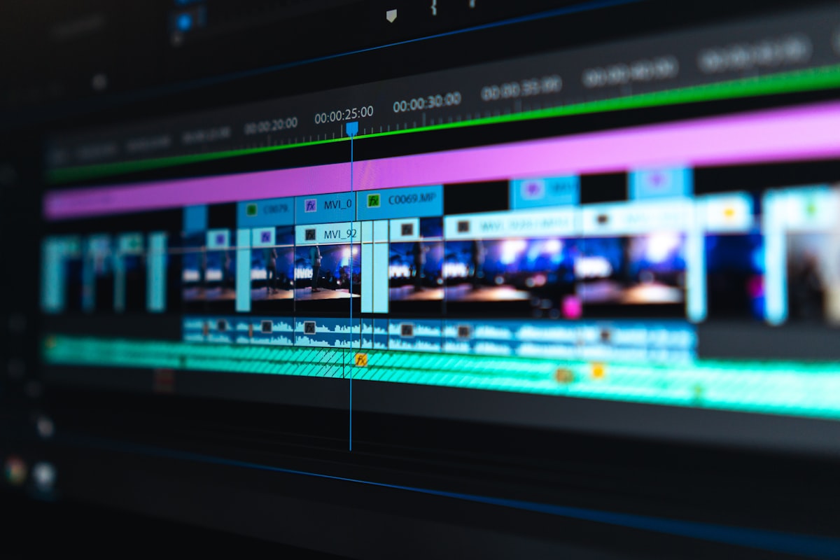 Estudio de grabación audiovisual profesional con cámaras e iluminación de cine