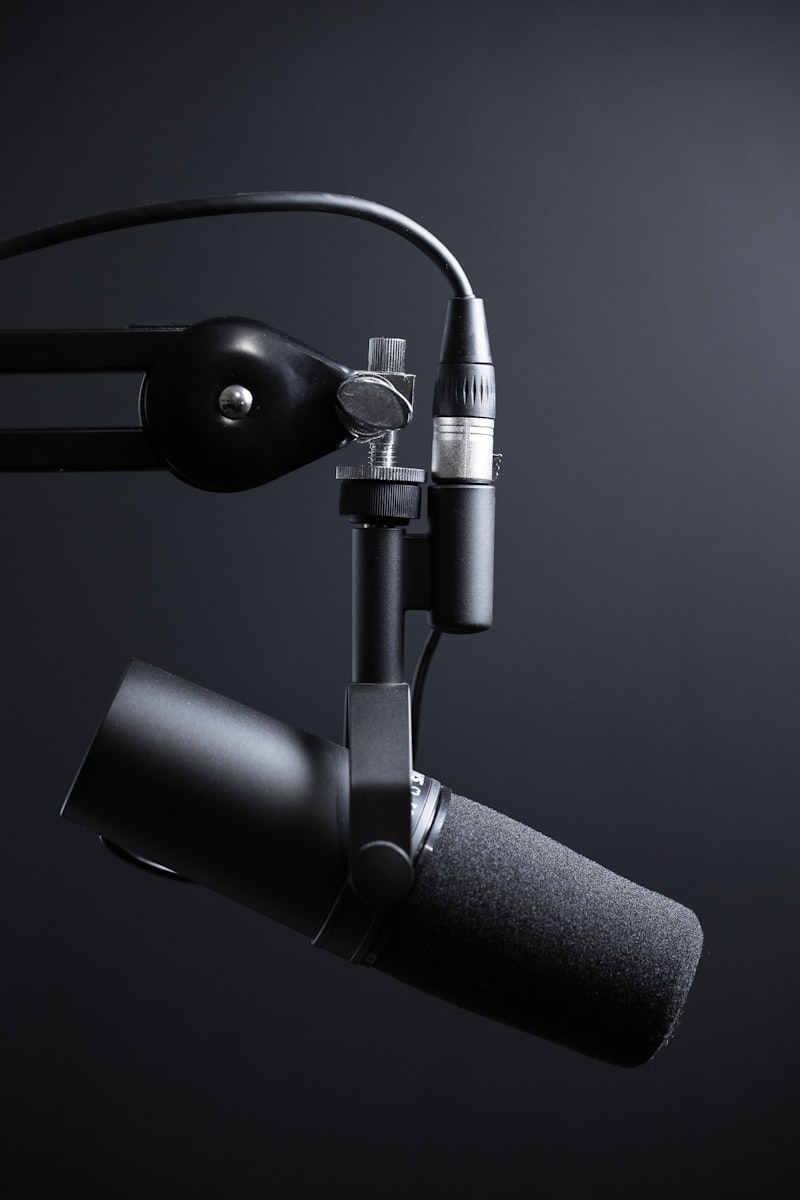 Micrófono de estudio profesional para grabación de podcast y entrevistas